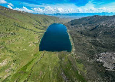Yüksek rakımlı dağlardaki güzel göl manzarası