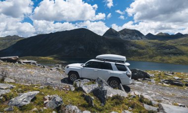 Yüksek rakımlı dağlardaki güzel göl manzarası