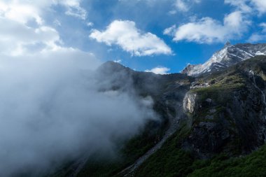 Güzel yüksek irtifa manzaralı dağ şelaleli kar manzaralı.