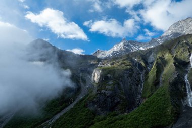 Güzel yüksek irtifa manzaralı dağ şelaleli kar manzaralı.
