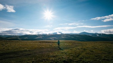 Yükseklik dağlarındaki kadın patika koşucusunun hava görüntüsü