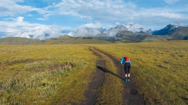 Yükseklik dağlarındaki kadın patika koşucusunun hava görüntüsü