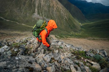 Yüksek irtifada yürüyen kadın.