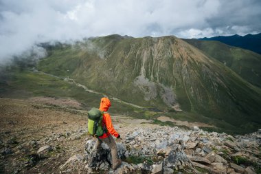 Yüksek irtifada yürüyen kadın.