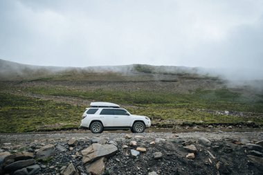 Yüksek rakımlı dağın tepesinde off-road araba sürüyorum.