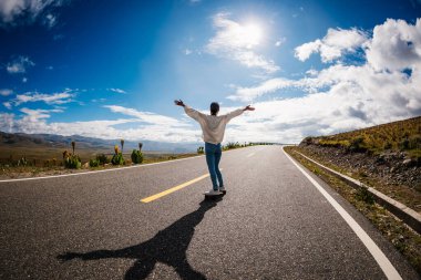 Dağ yolunda kaykaycı.