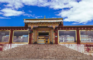 Litang Çin, 2 Eylül 2024: Litang, Çin 'deki Changqing Chunker Tapınağı. 