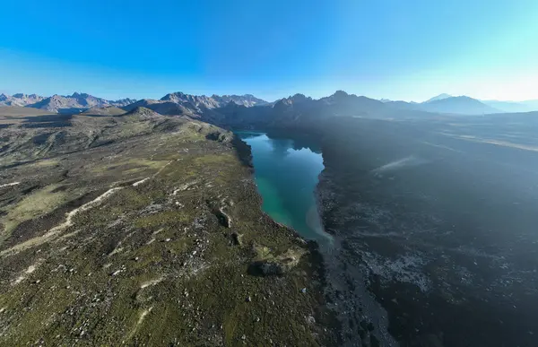 Yüksek rakımlı dağlardaki güzel göl manzarası