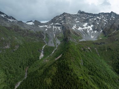 Güzel yüksek irtifa manzaralı dağ şelaleli kar manzaralı.