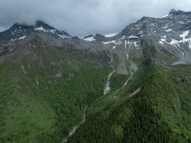 Güzel yüksek irtifa manzaralı dağ şelaleli kar manzaralı.