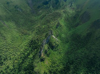 Güzel yüksek rakımlı çayır dağ manzarasının havadan görünüşü