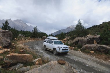 Sichuan, Çin - Eylül 09.2024, Toyota 'yı yüksek irtifa dağlarında yoldan çıkarmak