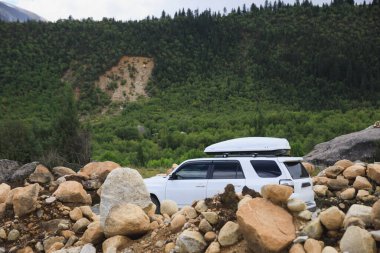 Sichuan, Çin - Eylül 09.2024, Toyota 'yı yüksek irtifa dağlarında yoldan çıkarmak