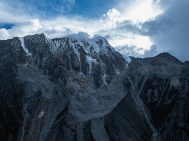 Çin, Sichuan 'da yüksek irtifada buzullar ve karla kaplı dağlar.