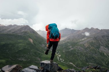 Yüksek irtifada yürüyen kadın.