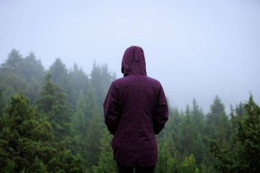 Kadınlar yaz mevsiminde yüksek rakımlı dağlarda yağmur ormanlarının tadını çıkarırlar.