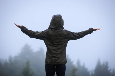 Kadınlar yaz mevsiminde yüksek rakımlı dağlarda yağmur ormanlarının tadını çıkarırlar.