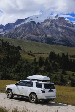 Yüksek rakımlı çayır dağlarında off-road araba sürüyorum.