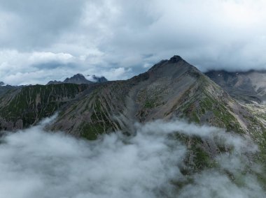 Çin, Sichuan 'daki güzel yüksek rakımlı dağlar.