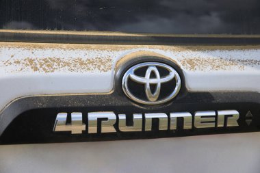 Sichuan, Çin - 26 Ağustos 2024, Toyota logosu gündoğumunda modern beyaz araba üzerine