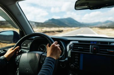 Yükseklik dağlarında off-road araba sürmek