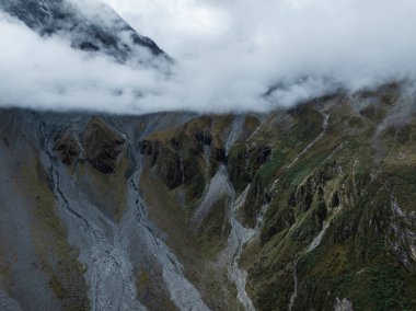 Güzel yüksek irtifa manzaralı dağ şelaleli kar manzaralı.