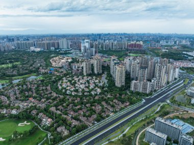 Chengdu, Çin 'deki modern golf sahasının havadan görünüşü