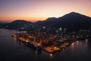 Shenzhen, Çin - 27 Temmuz 2022: Shenzhen şehrindeki Yantian uluslararası konteyner terminalinin havadan görünüşü