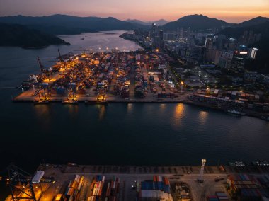 Shenzhen, Çin - 27 Temmuz 2022: Shenzhen şehrindeki Yantian uluslararası konteyner terminalinin havadan görünüşü