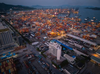 Shenzhen, Çin - 27 Temmuz 2022: Shenzhen şehrindeki Yantian uluslararası konteyner terminalinin havadan görünüşü