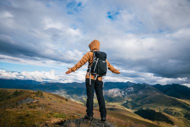 Yüksek rakımlı dağın tepesindeki çayırlarda kadın yürüyüşçülerin meditasyonu