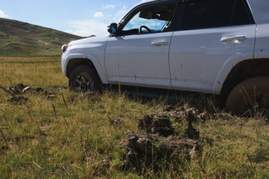 Offroad arabası çamura saplandı.