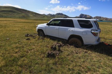 Offroad arabası çamura saplandı.