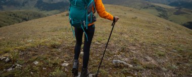 Yüksek irtifada yürüyüş yapan bir kadın.