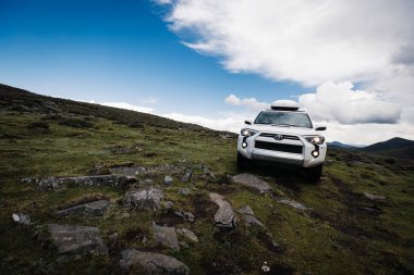 Sichuan, Çin - 24 Haziran 2024, Toyota 4runner Shichuan, Çin 'de yüksek irtifada dağın zirvesinde