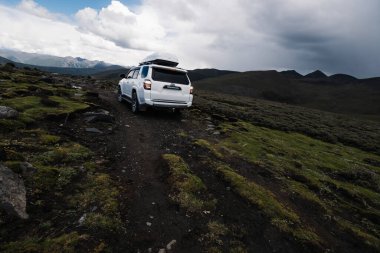 Sichuan, Çin - 24 Haziran 2024, Toyota 4runner Shichuan, Çin 'de yüksek irtifada dağın zirvesinde