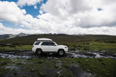 Sichuan, Çin - 24 Haziran 2024, Toyota 4runner Shichuan, Çin 'de yüksek irtifada dağın zirvesinde