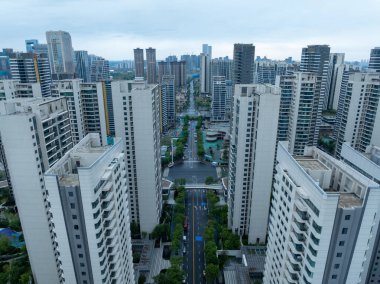 Çin 'in Chengdu şehrindeki gece hava manzarası.