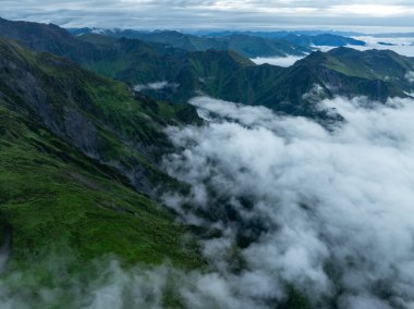 Güzel yüksek rakımlı çayır dağ manzarasının havadan görünüşü