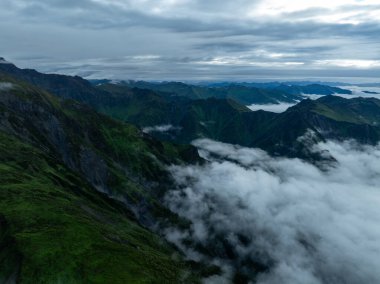 Güzel yüksek rakımlı çayır dağ manzarasının havadan görünüşü