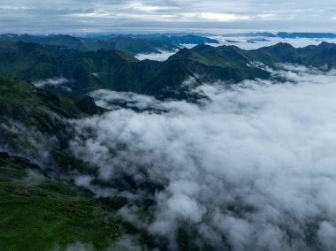 Güzel yüksek rakımlı çayır dağ manzarasının havadan görünüşü
