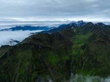 Güzel yüksek rakımlı çayır dağ manzarasının havadan görünüşü