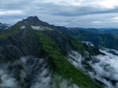 Güzel yüksek rakımlı çayır dağ manzarasının havadan görünüşü