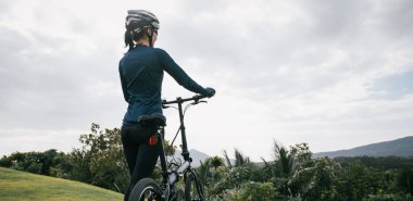 Bisikletle tropik dağ zirvesine gidiyoruz.