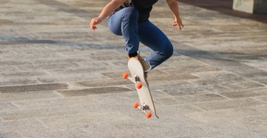 Modern şehirde kaykaycı bacakları.