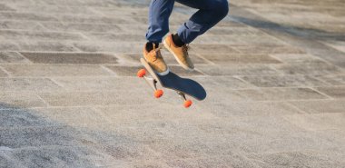 Modern şehirde kaykaycı bacakları.