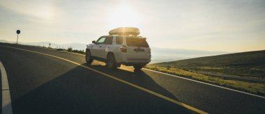 Sichuan, Çin - 25 Ağustos 2024, Toyota 4runner gündoğumunda yüksek irtifada dağın zirvesinde