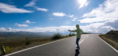 Dağ yolunda kaykaycı.