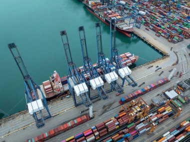 Shenzhen, Çin - Haziran 08.2022: Shenzhen şehrindeki Yantian uluslararası konteyner terminalinin havadan görünüşü