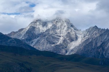 Çin, Sichuan 'da yüksek irtifada kar tepeli dağ